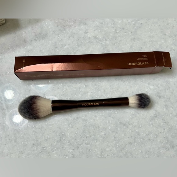 Hourglass Veil Powder Brush - Picture 3 of 3
